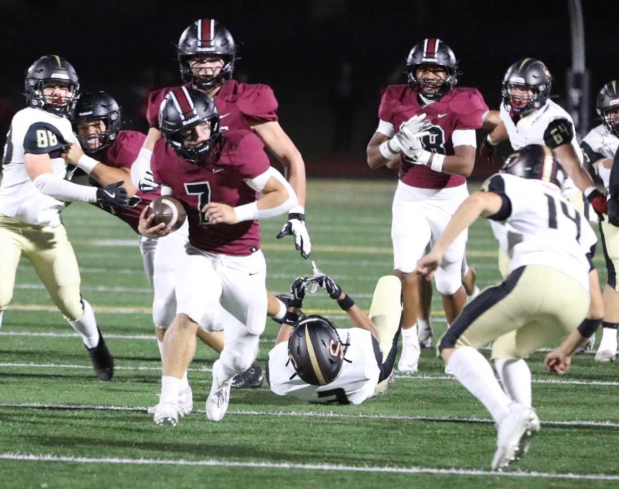 Glencoe senior running back Daniel Heninger (7) is averaging 12.2 yards per carry this season. (Photo by Norm Maves Jr.)