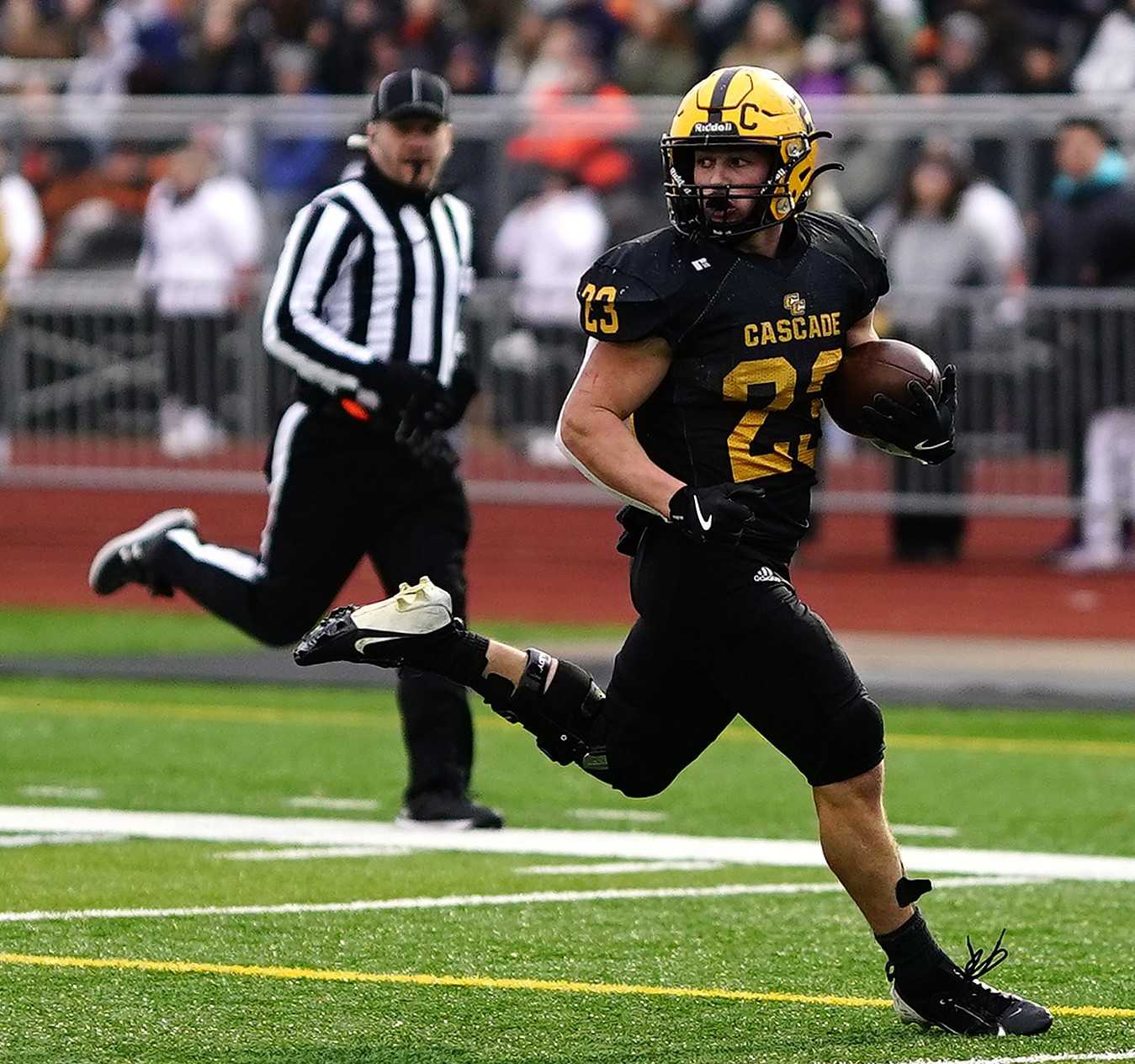 Cascade's Bryce Kuenzi breaks free for a 64-yard touchdown run in the fourth quarter Saturday. (Photo by J.R. Olson0