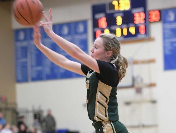 Senior Clara Persons moved back to Regis from Salem Academy, where she won a 2A title last year. (Photo by Alej Koehnke)