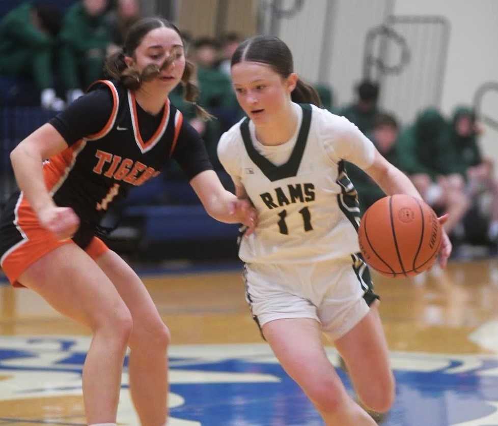 Regis freshman Frankie Koehnke (11) is the sister of Isaiah, the state's all-time leading scorer. (Photo by Alej Koehnke)