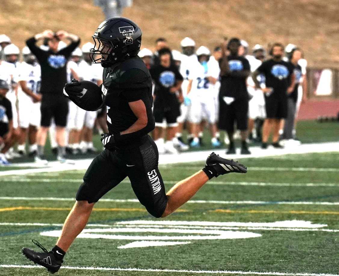 Cole Hachmeister scores Tualatin's first touchdown Friday night on a 10-yard run in the second quarter. (Photo by J.R. Olson)
